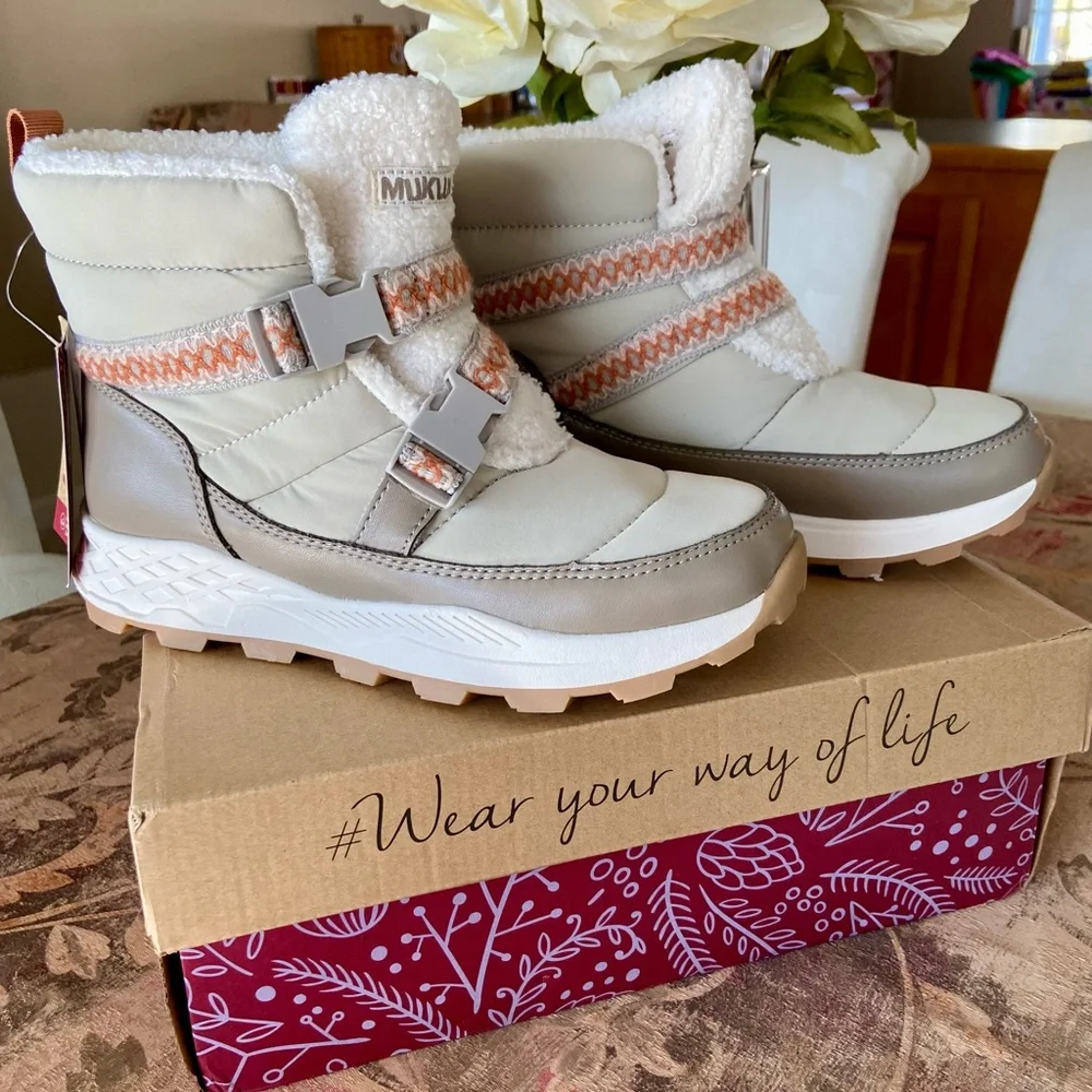 MUK LUKS All Weather Boots, Waterproof Faux-Fur Lined Quilted Wren Boots, Size 8 - Picture 2 of 9